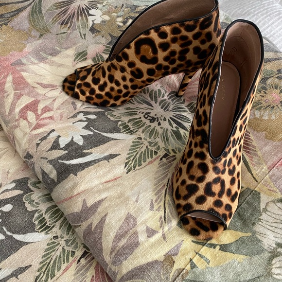 Leopard booties NWTIB  size 8M - Picture 2 of 6